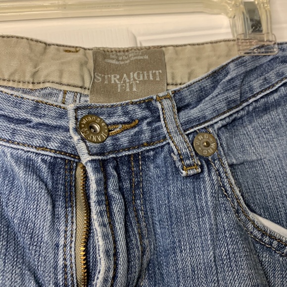 Wrangler straight fit distressed jeans 32x29 perfectly worn in for comfort. - Picture 3 of 5